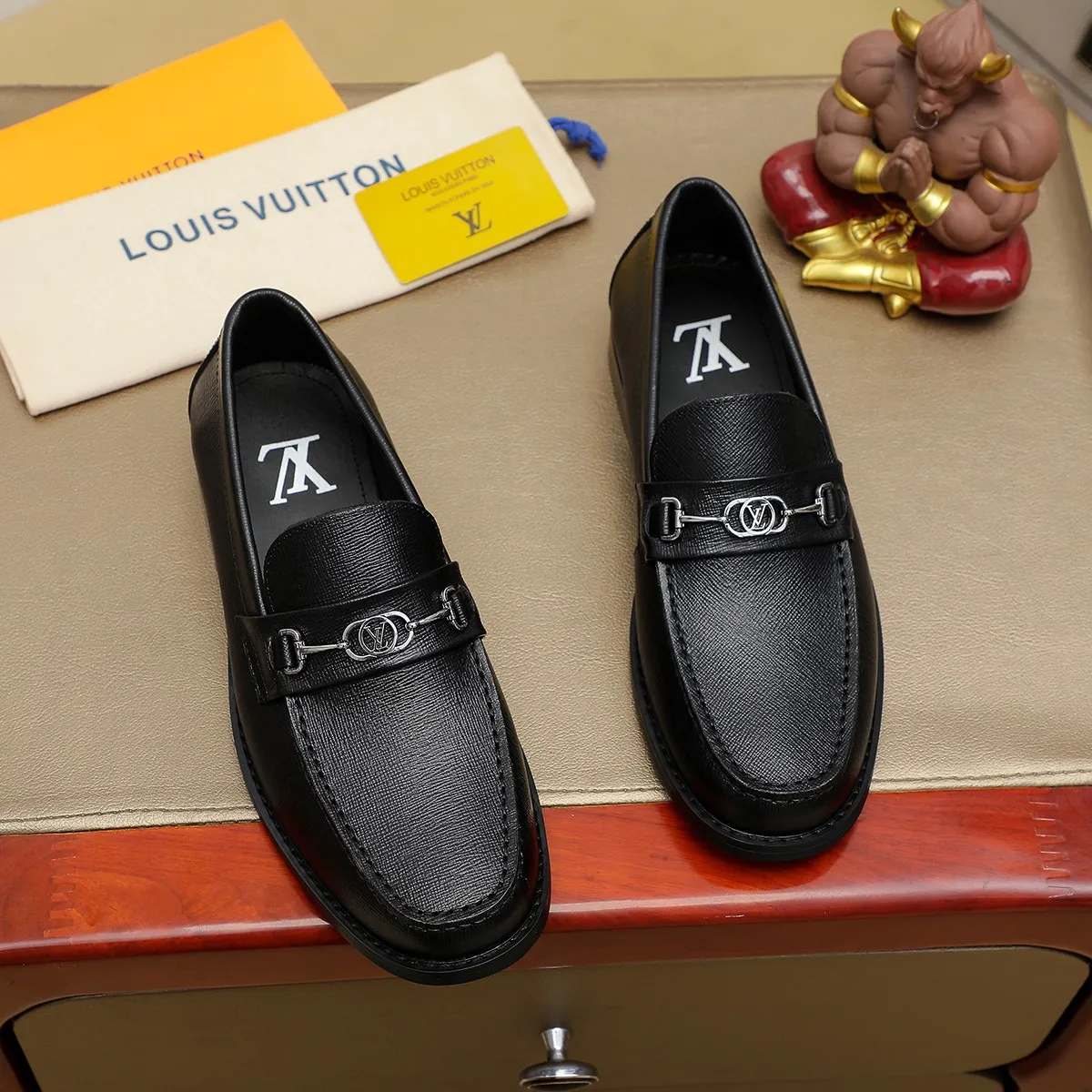 Men's shoes 460 💰 Louis Vuitton LV ® 🆕 model 🔛 full shoe counter, first layer cowhide, 🐂leather lining casual shoes for men, super soft outsole, a must-have for driving. Synchronized with the counter, original first layer cowhide, completely 1:1 mold customization 🌹 top version, color optional! Number: 38-44 (45.46 customized)